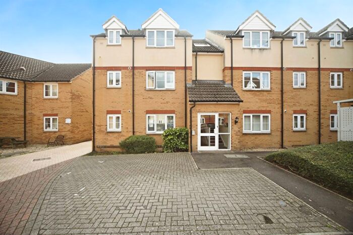 2 Bedroom Flat For Sale In Northfield Court, Taunton, TA1