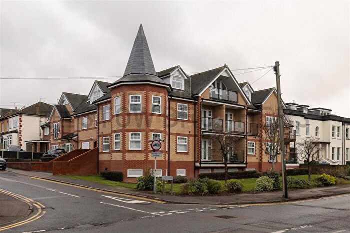 1 Bedroom Flat To Rent In Stag Lane, Buckhurst Hill, IG9