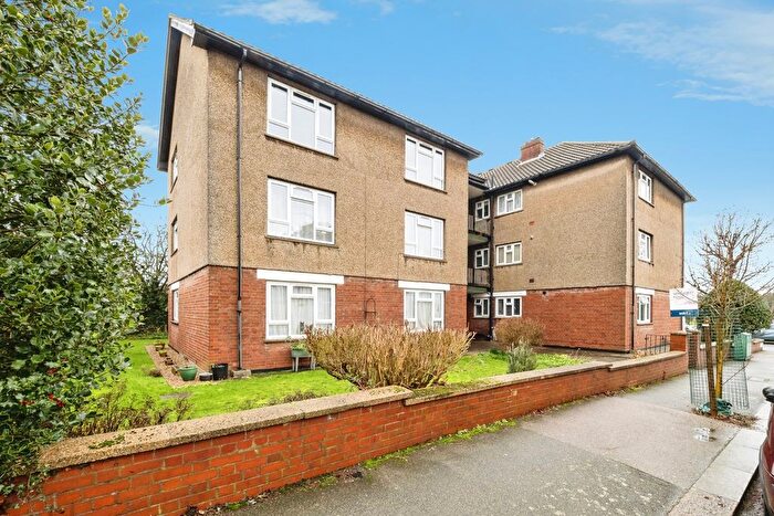 2 Bedroom Flat For Sale In Forest Avenue, London, E4