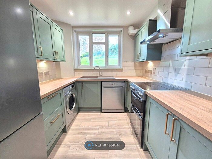 4 Bedroom Flat To Rent In Lindale, London, SW19