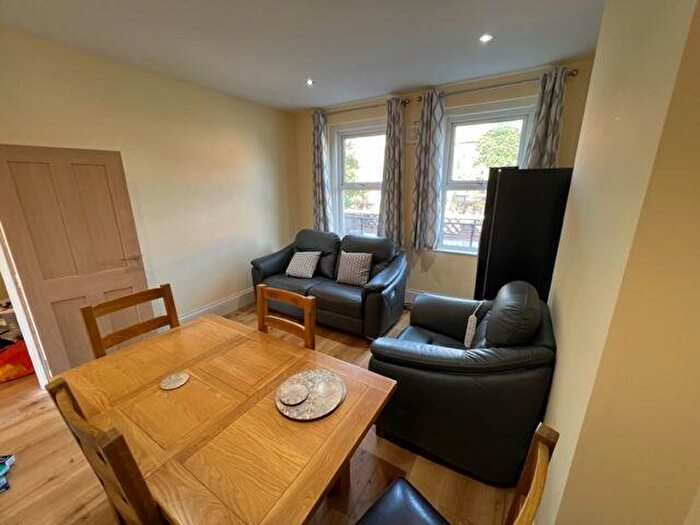 4 Bedroom Flat To Rent In Caledonian Road, London, N7