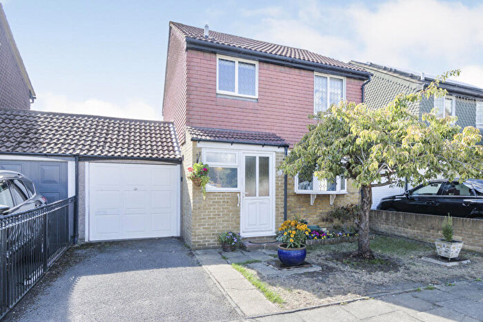3 Bedroom Link Detached House For Sale In Campion Place, London, SE28