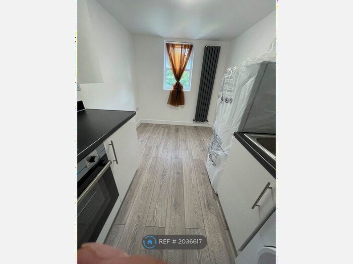 Studio To Rent In Self Contained Studio - Separate Kitchen, Erith, DA8