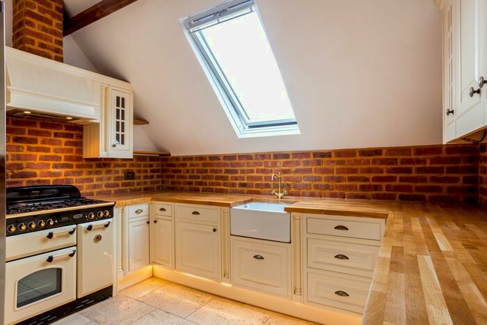 2 Bedroom Flat To Rent In Maple Road, Surbiton, KT6