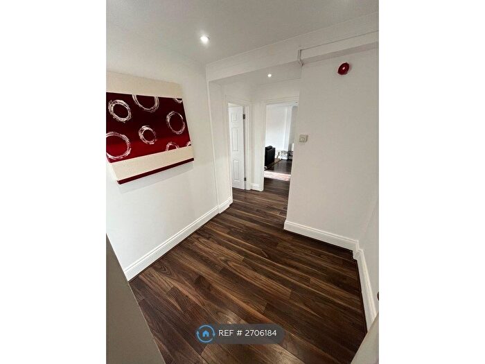 2 Bedroom Flat To Rent In Pepper Street, London, E14