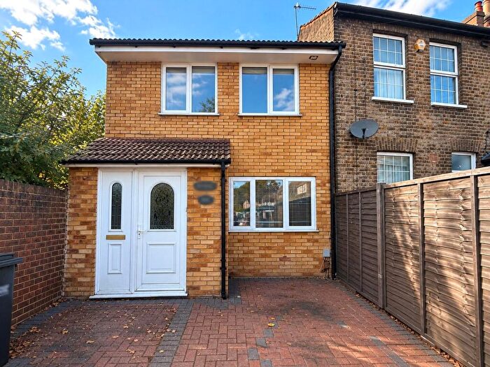3 Bedroom Semi-Detached House To Rent In Whitehorse Road, Croydon, CR0