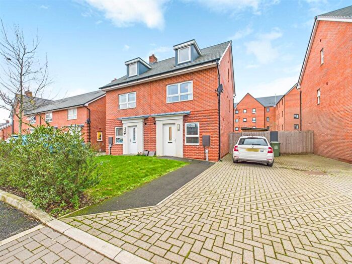 3 Bedroom Semi Detached House For Sale In Paddington Lane, Kingsbrook, Aylesbury, HP22