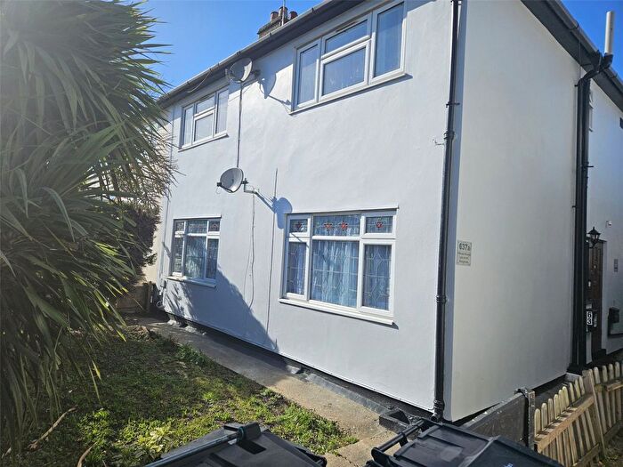 1 Bedroom Maisonette For Sale In Cranbrook Road, Gants Hill, Ilford, Essex, IG2