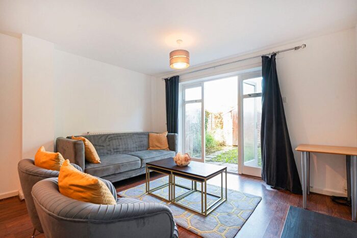 3 Bedroom Town House To Rent In Rickard Close, London, NW4