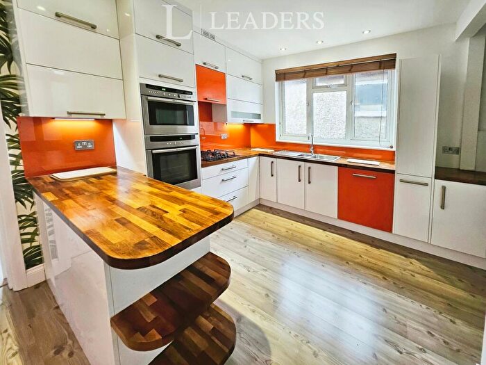 3 Bedroom Flat To Rent In Kingsway, Hove, BN3