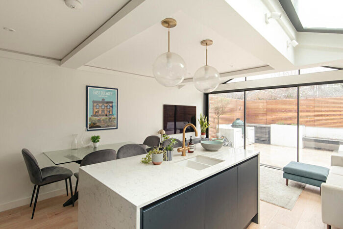 2 Bedroom Flat For Sale In Ulverscroft Road, East Dulwich, SE22