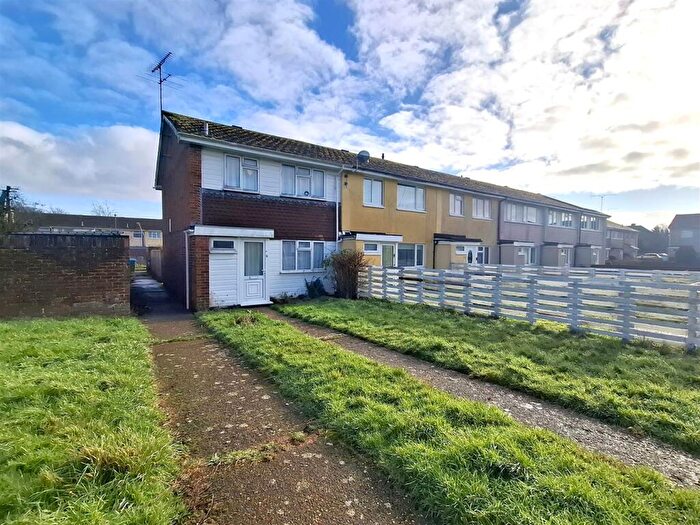 3 Bedroom End Of Terrace House For Sale In White Acre, Littlehampton, BN17