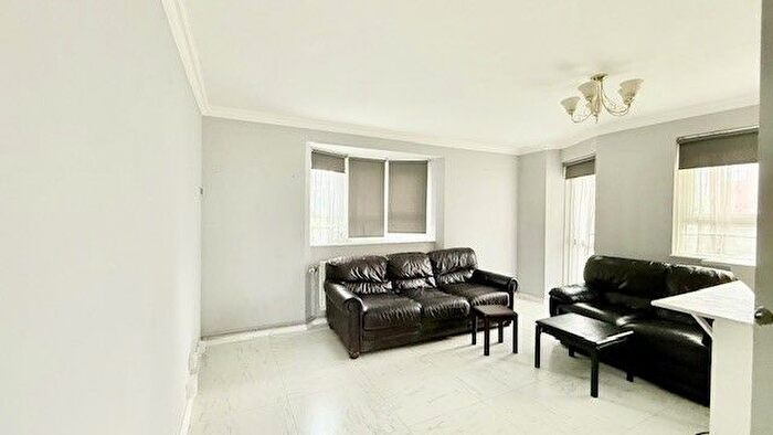 2 Bedroom Flat To Rent In Wallers Close, Woodford Green, IG8