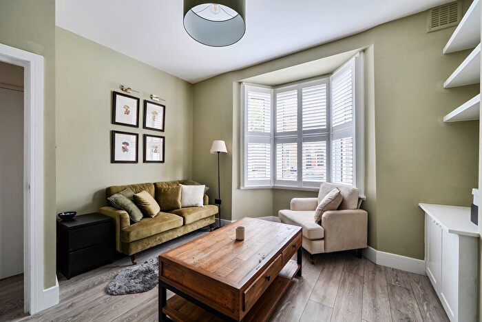 1 Bedroom Flat For Sale In Fourth Avenue, Queens Park, London, W10