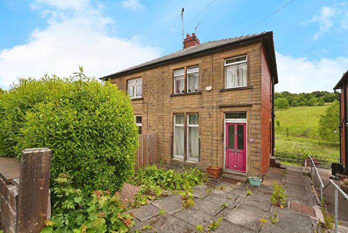 3 Bedroom Semi-Detached House For Sale In Newsome Road South, Huddersfield, HD4