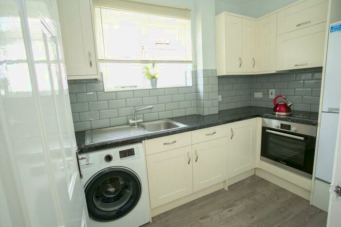 1 Bedroom Flat To Rent In Woodlands Road, Redhill, RH1