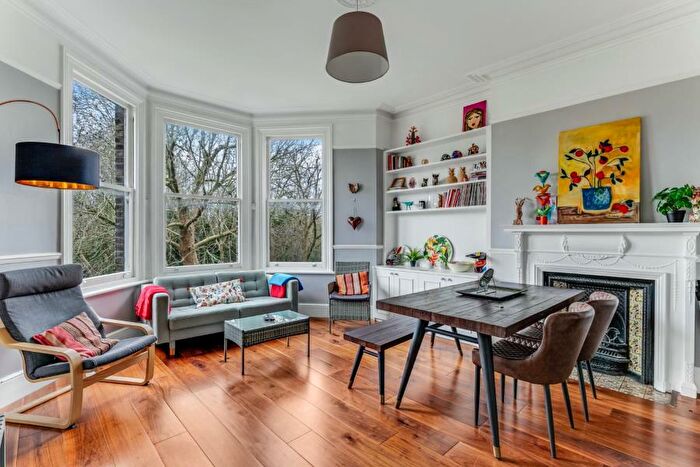 3 Bedroom Flat To Rent In Mowbray Road, Mapesbury, London, NW6