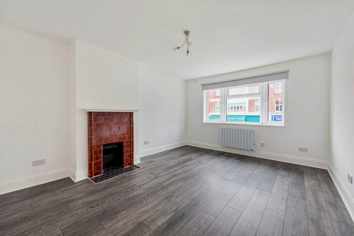 2 Bedroom Flat To Rent In High Road, Loughton, Essex, IG10