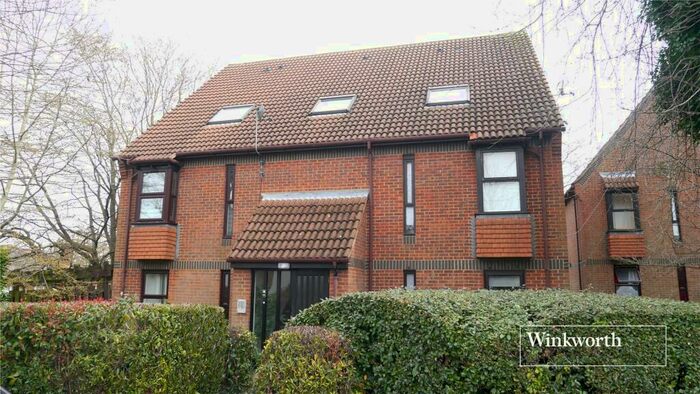 Apartment To Rent In Alexander Close, New Barnet, EN4