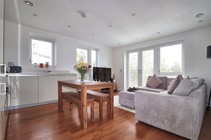 1 Bedroom Flat For Sale In Acer Grove, Woking, Surrey, GU22
