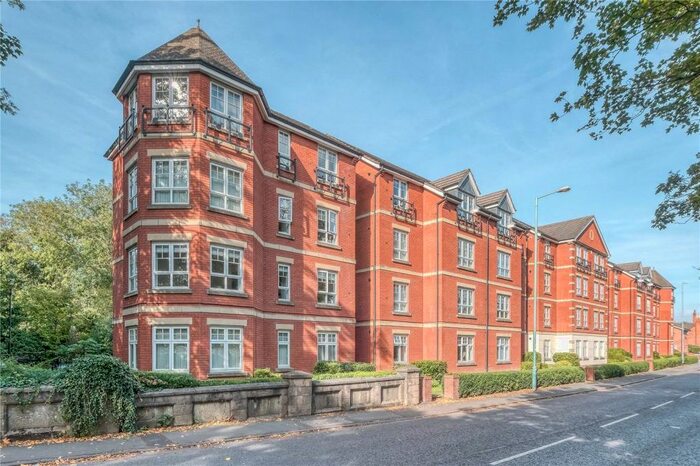 2 Bedroom Flat To Rent In St. Peters Close, Bromsgrove, Worcestershire, B61