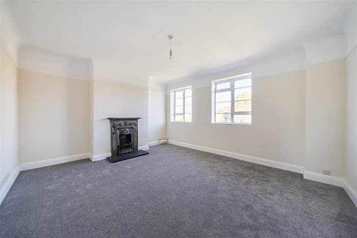 2 Bedroom Flat For Sale In Bromley Road, London, SE6