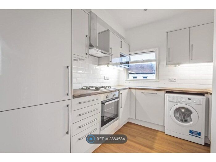 3 Bedroom Flat To Rent In Caxton Road, London, SW19