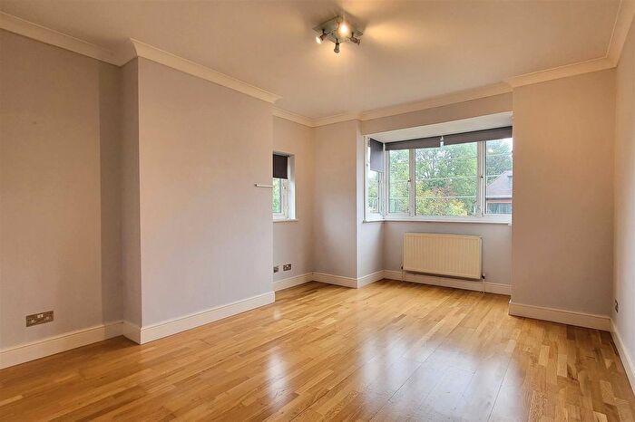 2 Bedroom Maisonette For Sale In The Orchard, Southgate/Oakwood, N14