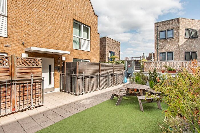 2 Bedroom Flat For Sale In Emerson Building, Bow, E3