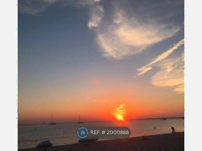 2 Bedroom Flat To Rent In Grand Parade, Leigh On Sea, SS9