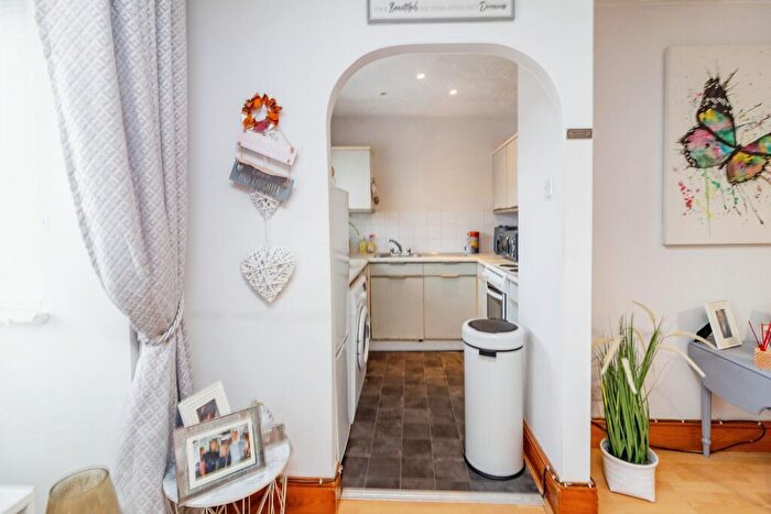 1 Bedroom Flat For Sale In Lynmouth Crescent, Furzton, Milton Keynes, Buckinghamshire, MK4