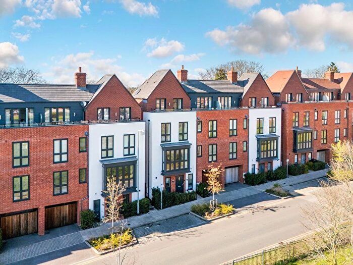 4 Bedroom Town House For Sale In Earle Crescent, Wokingham, RG40