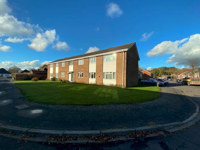 2 Bedroom Flat To Rent In Chambers Avenue, Romsey SO51