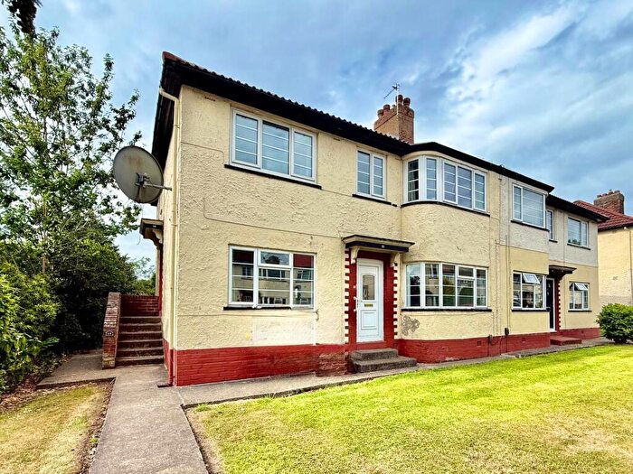 2 Bedroom Flat To Rent In Redesdale Gardens, Leeds, West Yorkshire, LS16