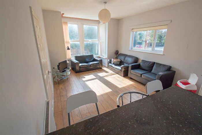 4 Bedroom Terraced House To Rent In Kirkstall Lane, Headingley, Leeds, LS6