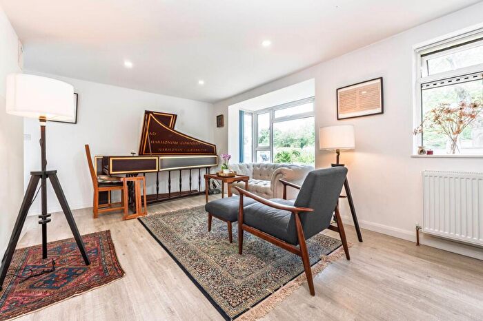 2 Bedroom Flat For Sale In Southfield Park, Oxford, OX4