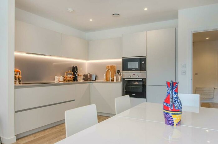 2 Bedroom Flat To Rent In Woods Road, Peckham, London, SE15