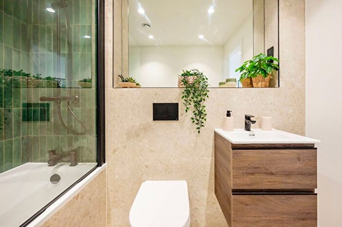 3 Bedroom Flat To Rent In Madeleine Court, North Acton, Acton, W3