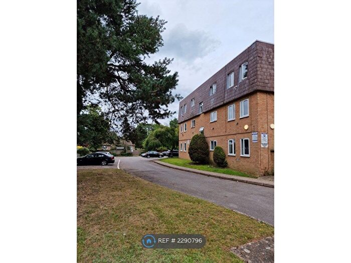 1 Bedroom Flat To Rent In Woodlands Court, Sandhurst, GU47