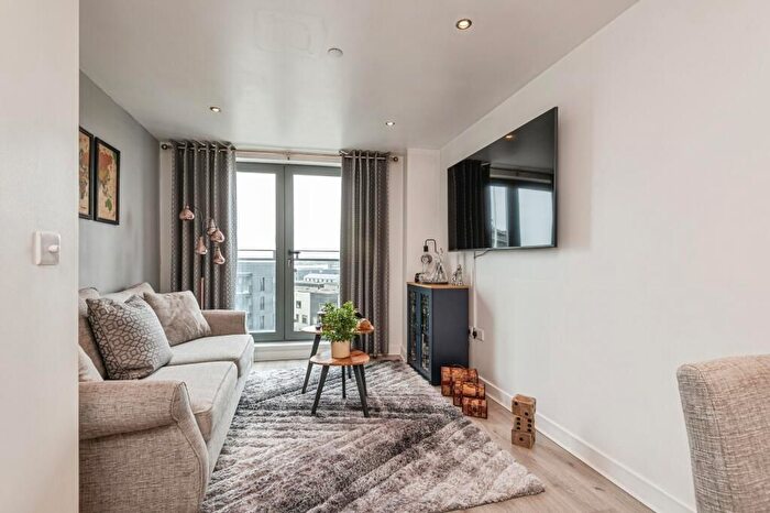 2 Bedroom Flat For Sale In Cross Green Lane, Leeds, LS9