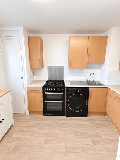 3 Bedroom Flat To Rent In Fairfoot Road, London, E3