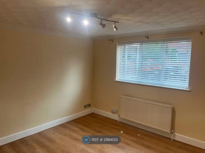 2 Bedroom Flat To Rent In Hurst Grove, Bedford, MK40