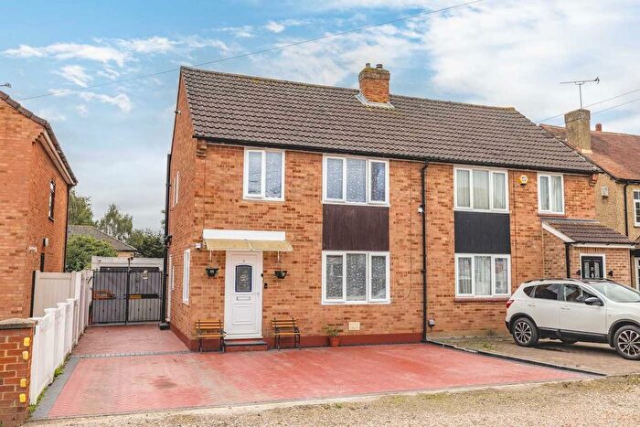 3 Bedroom Semi-Detached House For Sale In Westfield Road, Slough, SL2