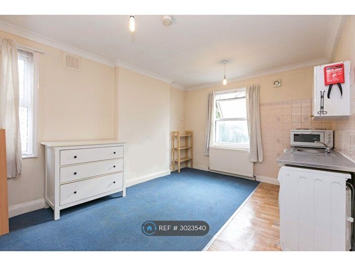 Studio To Rent In Falkland Avenue, London, N3
