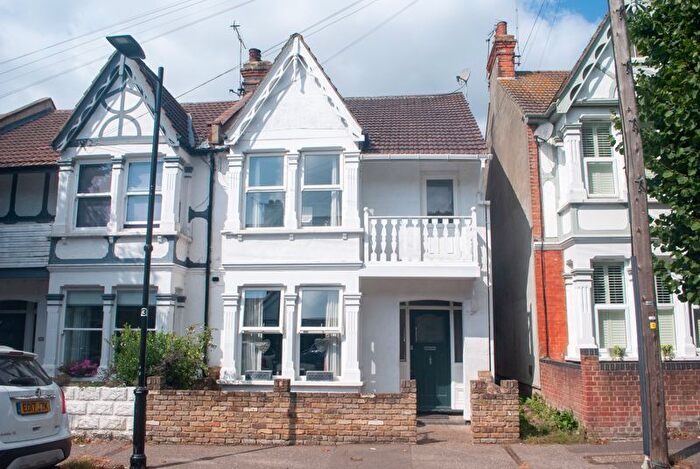 3 Bedroom End Of Terrace House For Sale In Oakleigh Park Drive, Leigh-On-Sea, SS9