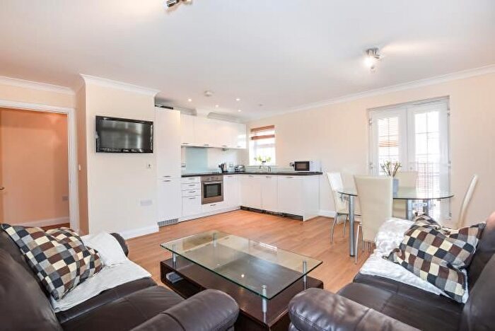 2 Bedroom Flat For Sale In Newbury, Berkshire, RG14