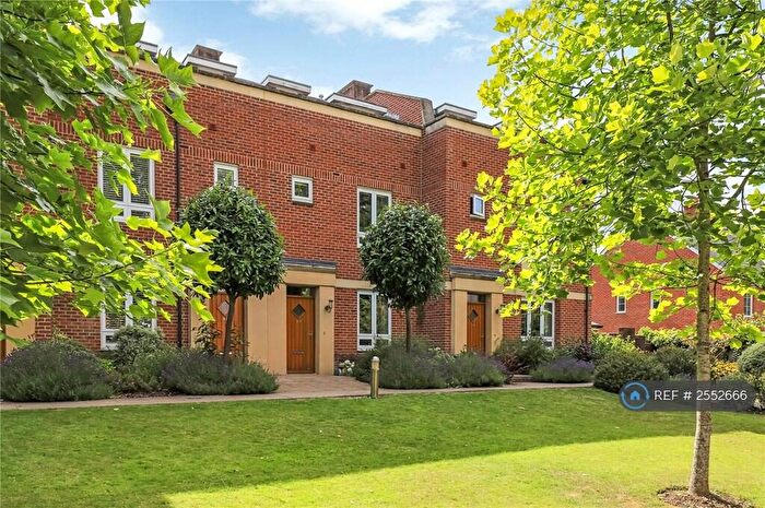 2 Bedroom Flat To Rent In Fraser Gardens, Winchester, SO22