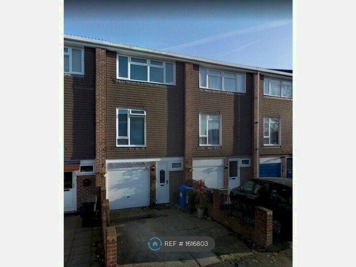 4 Bedroom Terraced House To Rent In Langley Meadow, Loughton, IG10
