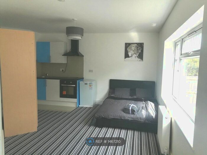 Studio To Rent In Broad Walk, Hounslow, TW5