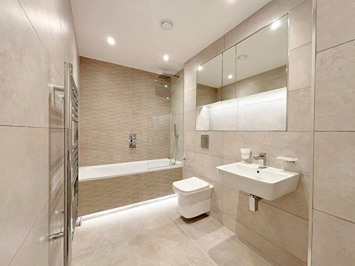 2 Bedroom Flat To Rent In Farnborough Road, Farnborough, Surrey, GU14